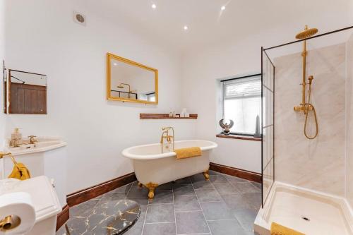 Logan Lodge, Great Yarmouth - for your large group! - Tap to explore photos