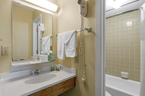 Relax Inn - image 13