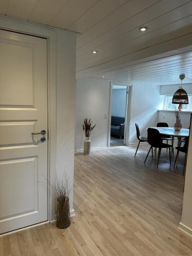 Skøn lejlighed med egen terrasse og have tæt på centrum i Skagen