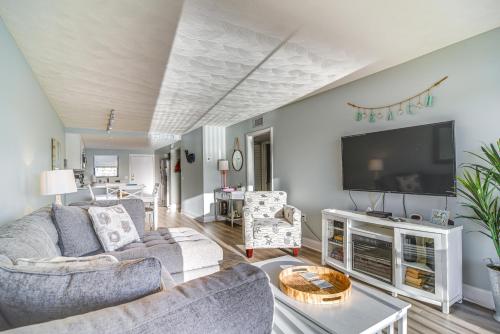 Indian Shores Condo with Balcony and Pool Access! - main image