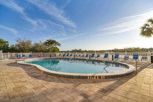 Indian Shores Condo with Balcony and Pool Access! - image 6