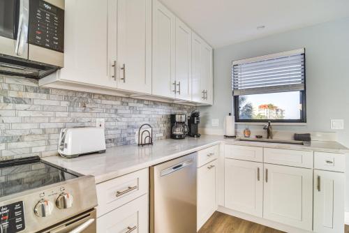 Indian Shores Condo with Balcony and Pool Access! - image 7