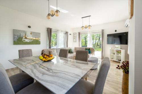 Iekārtas, Villa Nadalina, Cista Provo in Cista Provo
