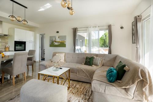Iekārtas, Villa Nadalina, Cista Provo in Cista Provo