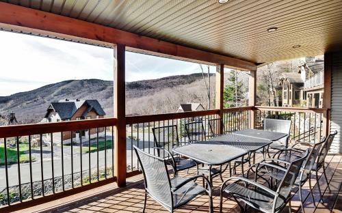 Chalet 42 Chemin Blanc by Les Chalets Alpins in Stoneham (QC)