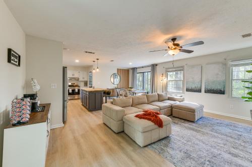 Inviting Columbus Home with Deck 7 Mi to Downtown!