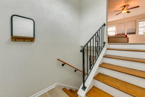 Inviting Columbus Home with Deck 7 Mi to Downtown!