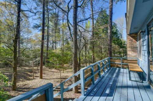 Inviting Columbus Home with Deck 7 Mi to Downtown!