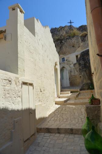 Le Dimore Dell Idris Le Dimore Dell Idris is conveniently located in the popular Matera area. The property features a wide range of facilities to make your stay a pleasant experience. Service-minded staff will welcome an