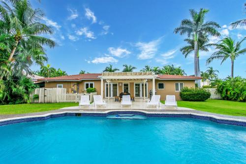 Walk to Beach Luxury 5BR & 3BA Villa Hollywood Lakes