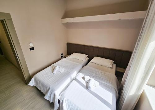 Sunflower Twin room, Tirana (photo 4)