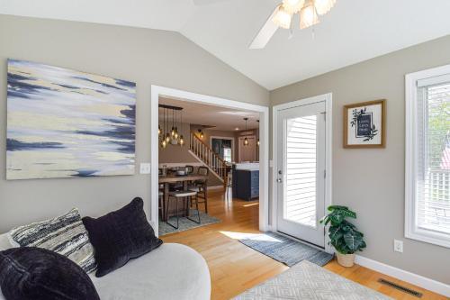 Rock Island Home with Private Yard and Fire Pit Table! in 羅克艾蘭