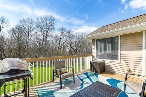 Rock Island Home with Private Yard and Fire Pit Table! in 羅克艾蘭