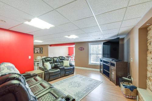 Rock Island Home with Private Yard and Fire Pit Table! in 羅克艾蘭