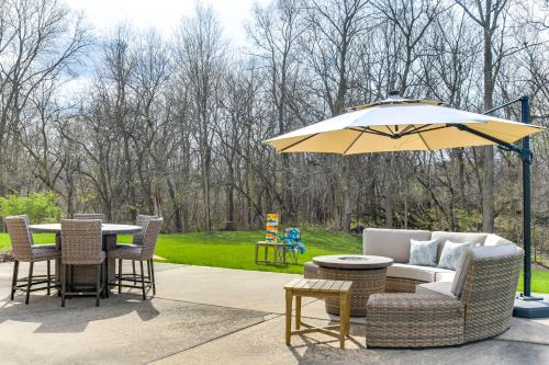 Rock Island Home with Private Yard and Fire Pit Table! in 羅克艾蘭