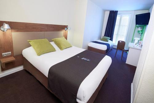 Triple Room (2 Single Beds + 1 Junior Bed)