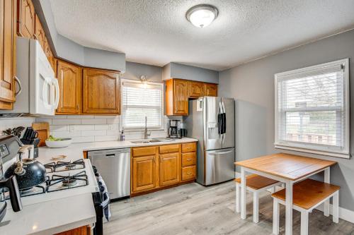 Cozy Kansas City Home - 3 Mi to Worlds of Fun! in Kansas City, USA