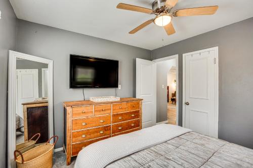 Cozy Kansas City Home - 3 Mi to Worlds of Fun! in Kansas City, USA