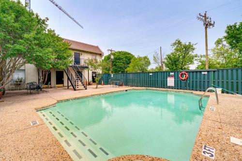 4 Mi to Dtwn Dallas Condo with Pool Access! in Хайленд-Парк