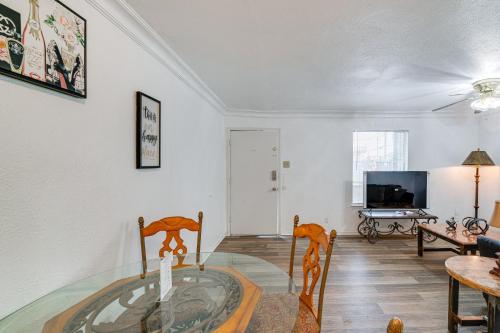 4 Mi to Dtwn Dallas Condo with Pool Access! in Хайленд-Парк