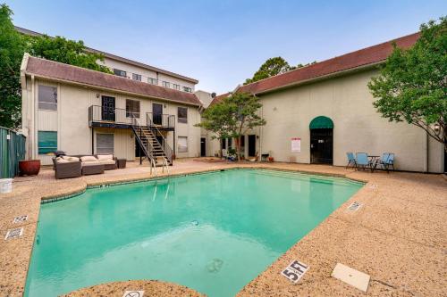 4 Mi to Dtwn Dallas Condo with Pool Access! in Хайленд-Парк