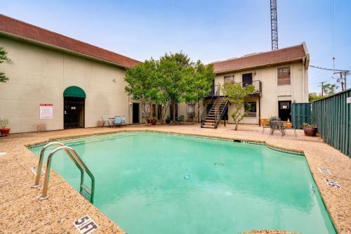 4 Mi to Dtwn Dallas Condo with Pool Access! in Хайленд-Парк