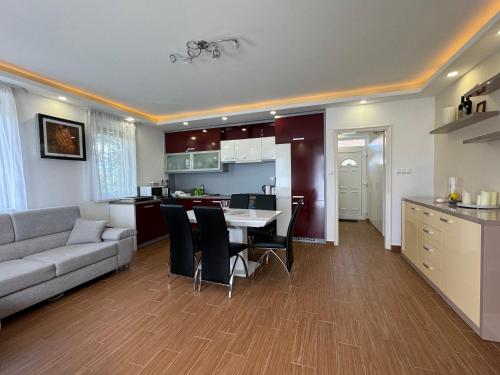 Konyha, Pauzo Panorama in Balatonföldvar