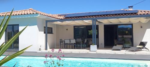 villa contemporaine de charme avec grande piscine - Location, gîte - Le Beausset