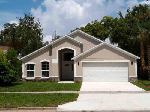 The Sanford Ave House with fully fenced yard in Sanford, USA
