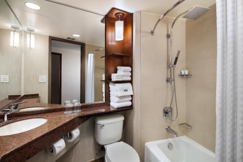 Guest room, 1 King, City view image 5
