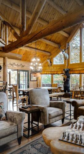 Beautiful 6 bdr cabin with hot tub in the Smokies! in Pigeon Forge, USA