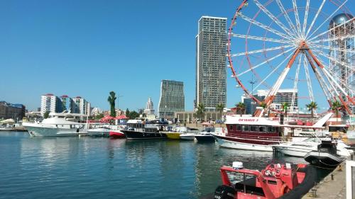 3-Х местный номер с балконом в старом Батуми, Batumi