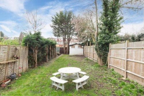 Charming 3 Bed House Bromley London