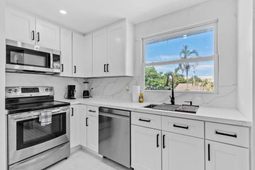 Pompano Gem, 1 mi to Beach & 12 Pickleball courts in Pompano Beach, USA