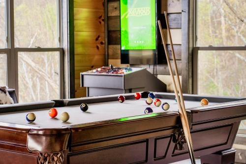 Mountainscape - Brand New Cabin w Views - HotTub - FireTable - PS5 - PoolTable - 3 Pools in Gatlinburg, USA