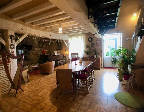 Зовнішній вигляд готелю, Maison d'hôtes l'Angevinière, chambre des Anges proche Mont-Saint-Michel (Maison d'hotes l'Angeviniere, chambre des Anges proche Mont-Saint-Michel) in Saint-James