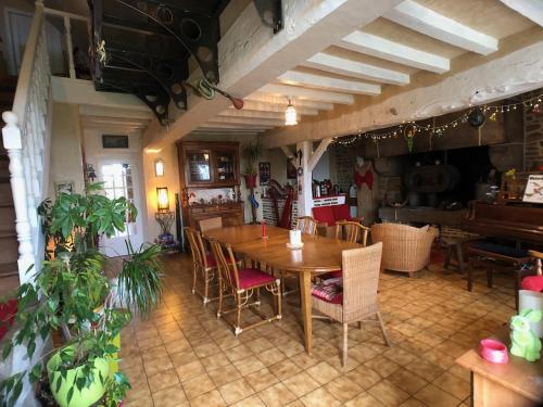 Зовнішній вигляд готелю, Maison d'hôtes l'Angevinière, chambre des Anges proche Mont-Saint-Michel (Maison d'hotes l'Angeviniere, chambre des Anges proche Mont-Saint-Michel) in Saint-James