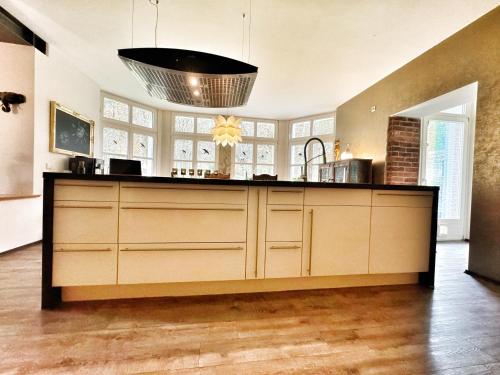 Kitchen, Klimaanlage, 5 Sterne Bahnhoftraum, 200qm Appartement "Waldzauber", 1200qm Garten, QR Code scannen f in Braunfels