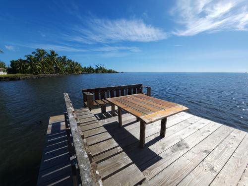 Kilátás, Taina - Terrasse - Bord de mer - in Faaroa Öböl