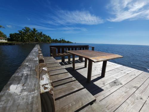 Kilátás, Taina - Terrasse - Bord de mer - in Faaroa Öböl