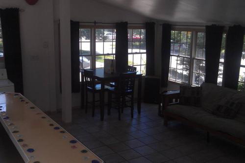 Walk downtown or enjoy deck, hot tub and wet bar in Saugatuck, USA