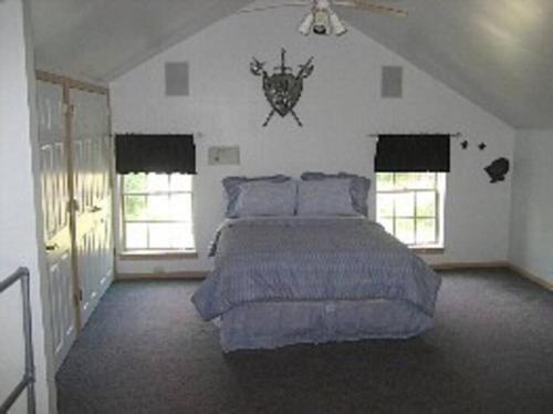 Walk downtown or enjoy deck, hot tub and wet bar in Saugatuck, USA