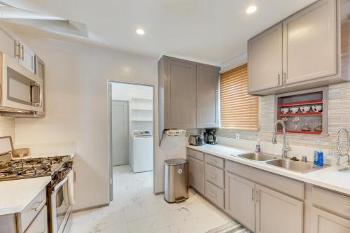 Upscale Los Angeles Retreat with Patio and BBQ Grill! near Museu d'Art Comtat de Los Angeles