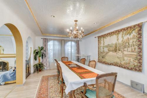 Upscale Los Angeles Retreat with Patio and BBQ Grill! near Museu d'Art Comtat de Los Angeles