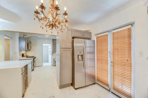 Upscale Los Angeles Retreat with Patio and BBQ Grill! near Museu d'Art Comtat de Los Angeles