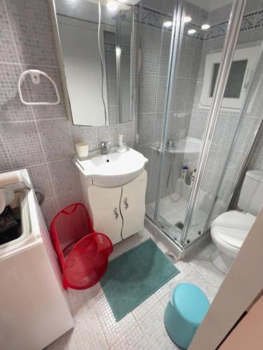 Cozy apartment with big veranda near Athens centre and metro tram, Atene (foto 9)