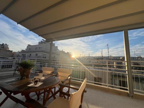 Cozy apartment with big veranda near Athens centre and metro tram, Atene (foto 5)