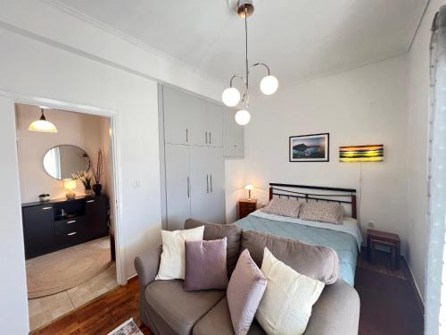 Cozy apartment with big veranda near Athens centre and metro tram, Ateny