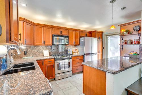 Lovely Tustin Home with Outdoor Kitchen 3 Mi to Zoo in Tustin, USA