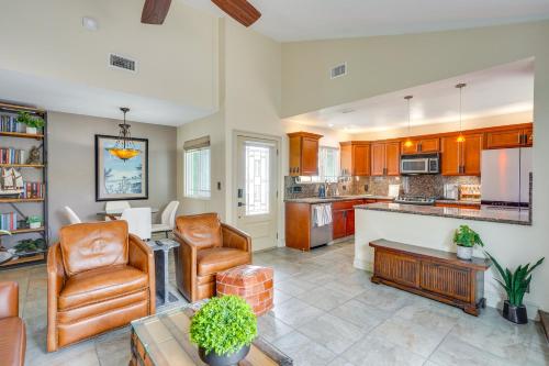 Lovely Tustin Home with Outdoor Kitchen 3 Mi to Zoo in Tustin, USA